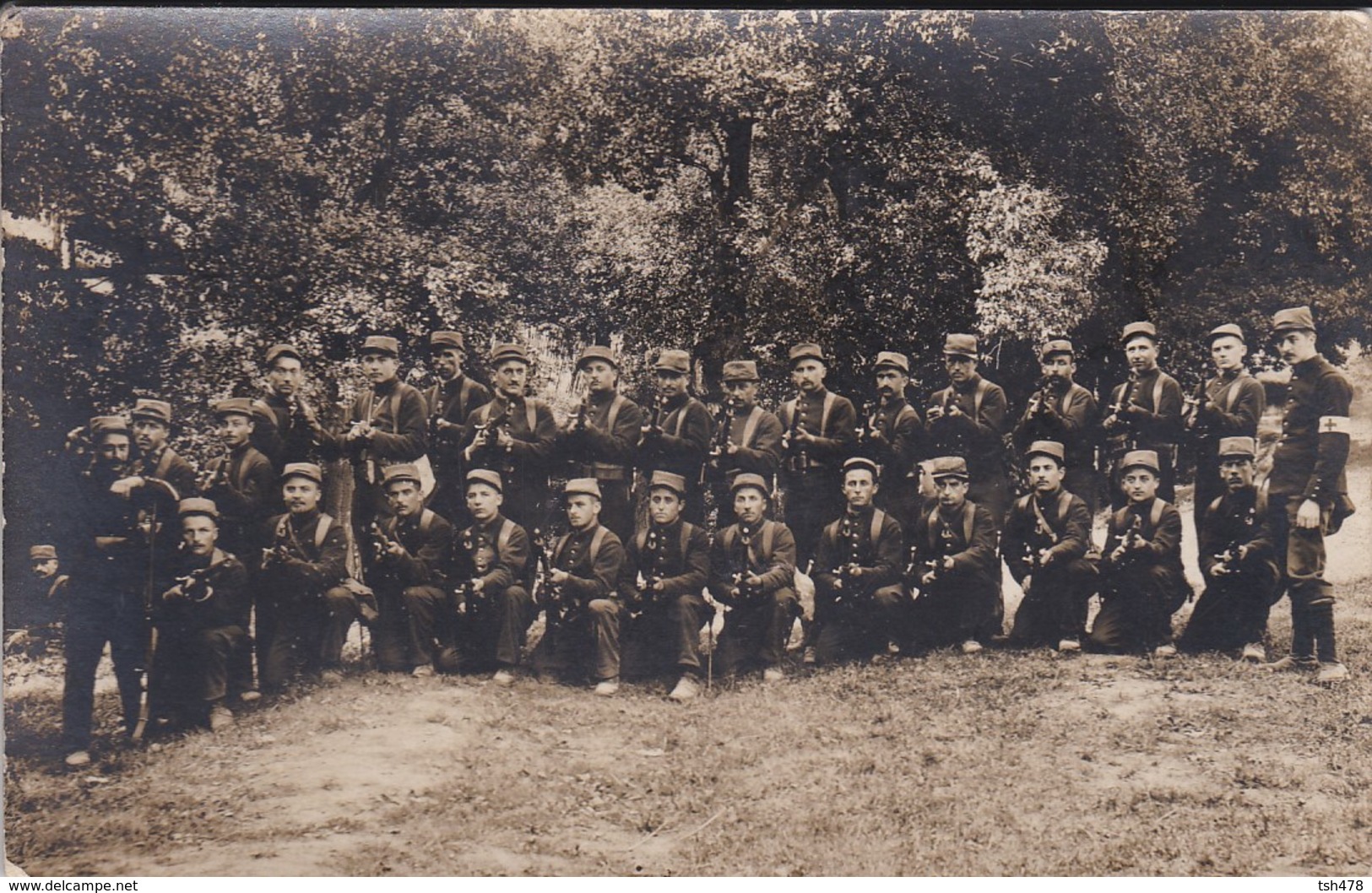 MILITARIA--carte-photo---( 38  VIENNE---tampon 99è De L---soldats En Uniformes )--voir 2 Scans - Caserme