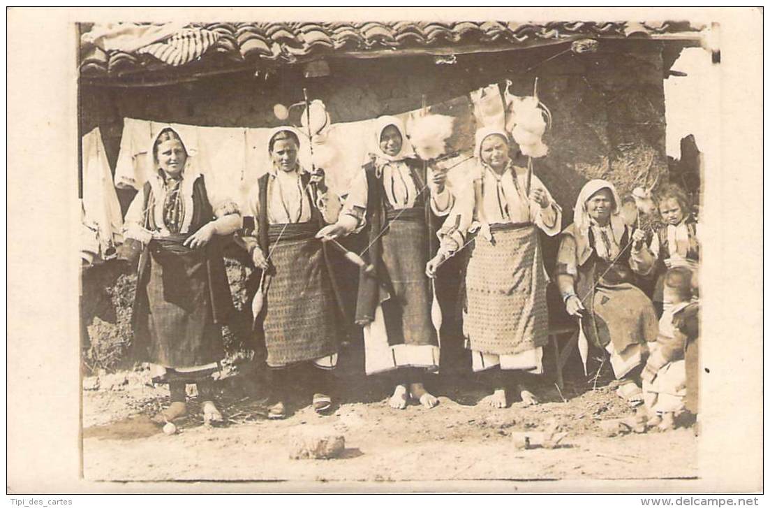 Macédoine - Femmes En Tenue Traditionnelle Filant La Laine, Carte Photo - Macedonia Del Nord