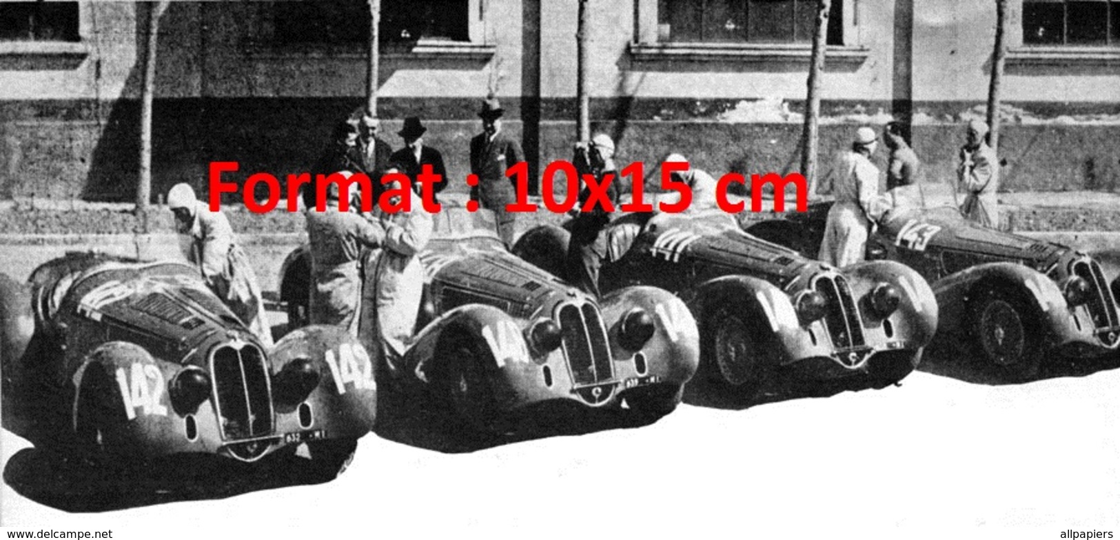 Reproduction D'une Photographie Ancienne De Plusieurs Alfa Romeo En Ligne Avec Les Pilotes - Autres & Non Classés