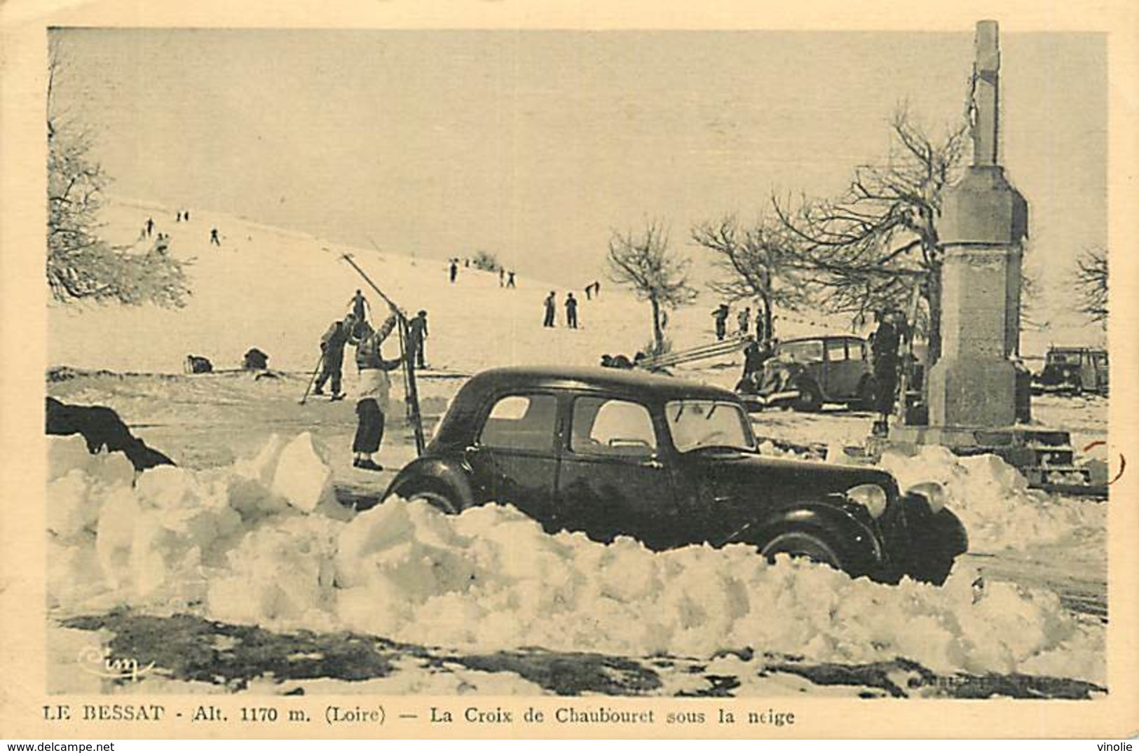 D-18-257 : LE BESSAT. LA CROIX DE CHAUBOURET SOUS LA NEIGE. AUTOMOBILE. TRACTION ? - Other & Unclassified