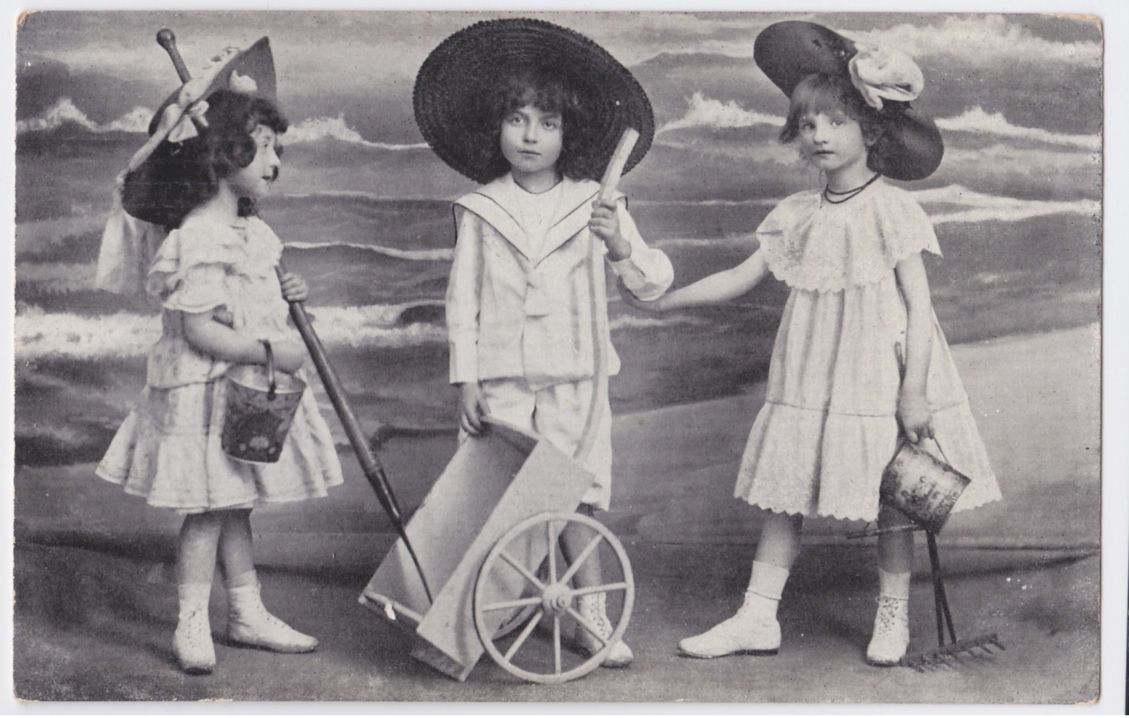 Meisjes Poseren Op Het Strand Anno 1909 - Groupes D'enfants & Familles