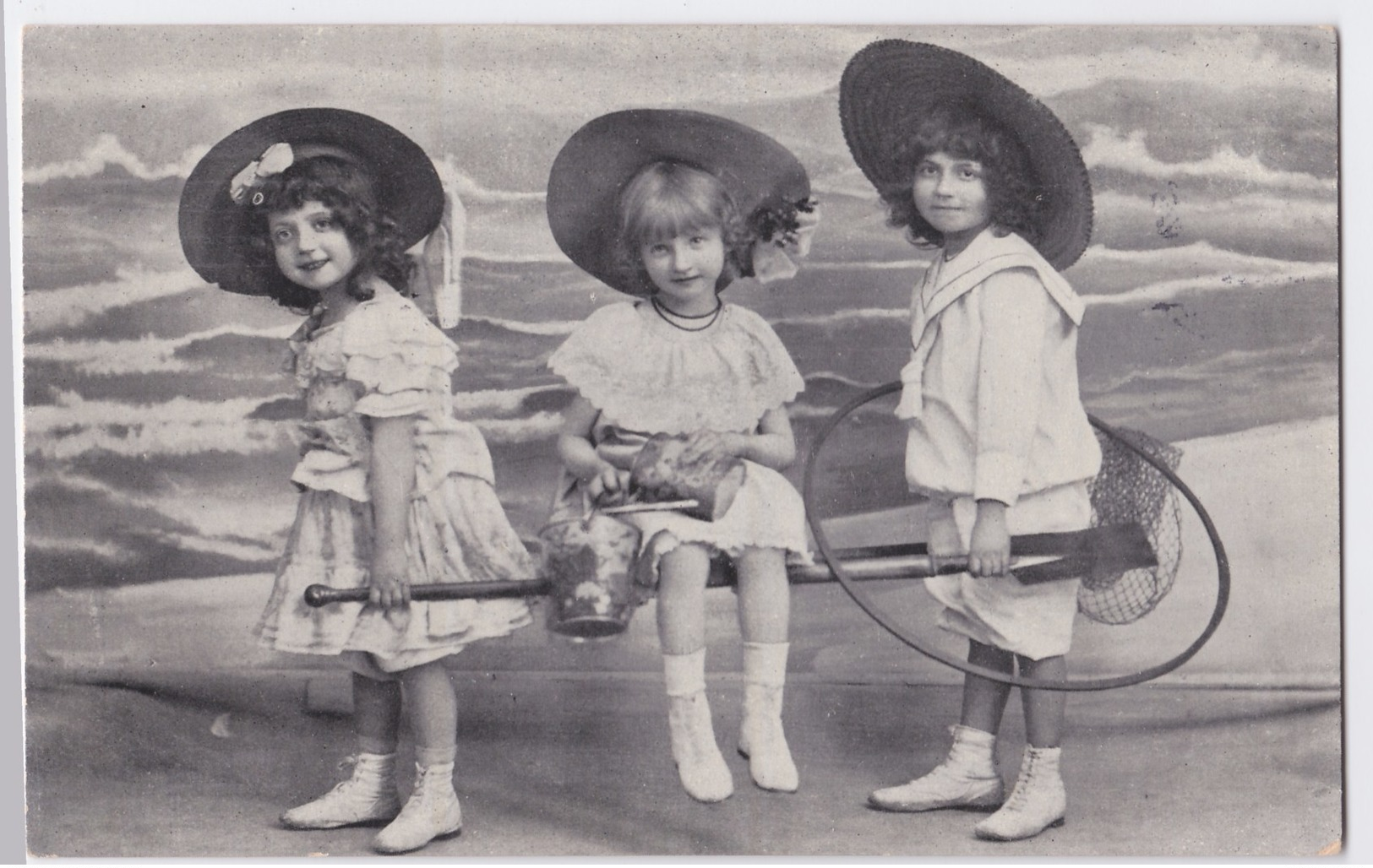 Meisjes Spelen  Op Het Strand Anno 1909 - Groepen Kinderen En Familie