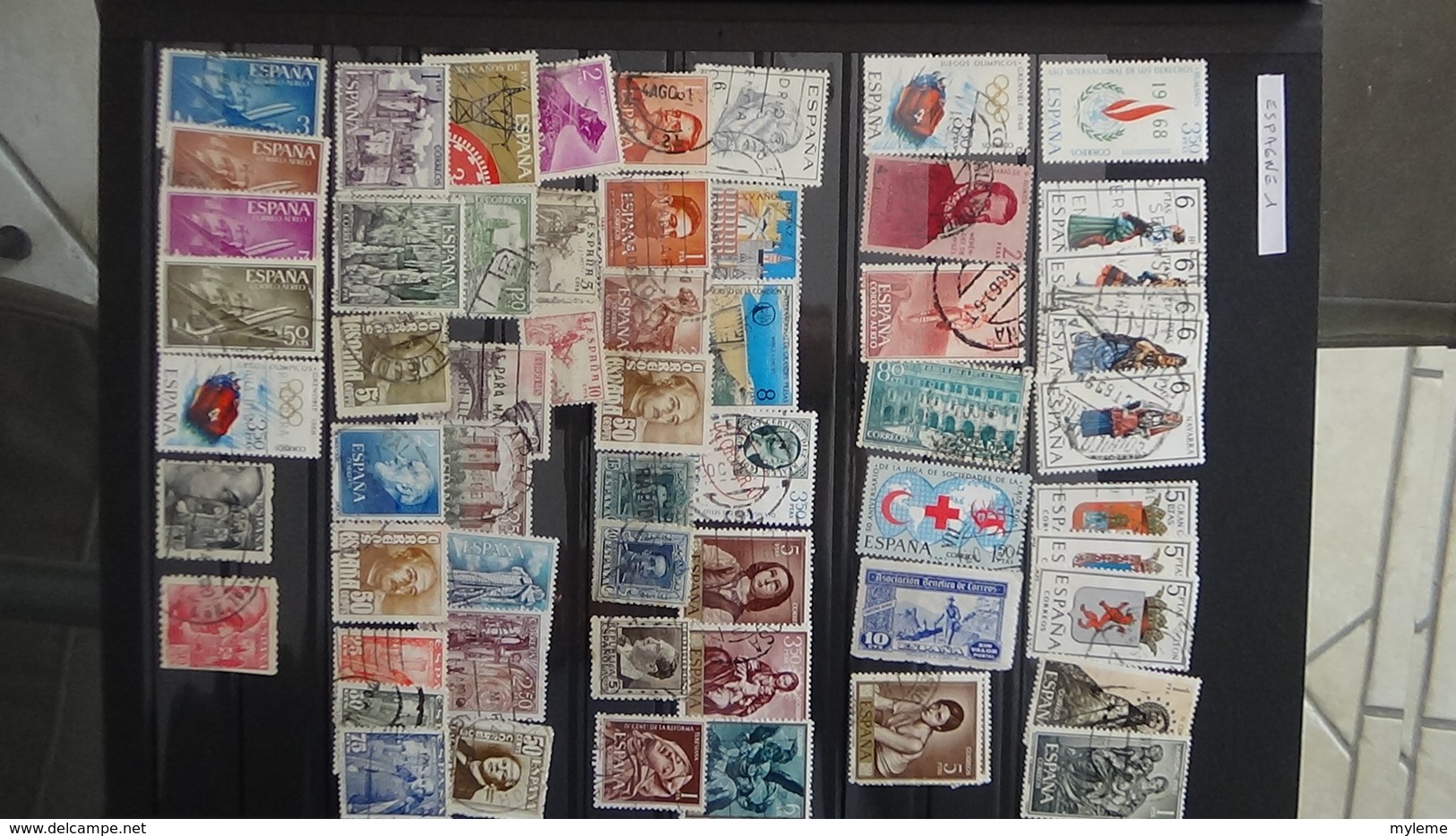 Collection de timbres oblitérés du monde dont bonnes valeurs de France. Port offert à partir de 50 euros d'achat.