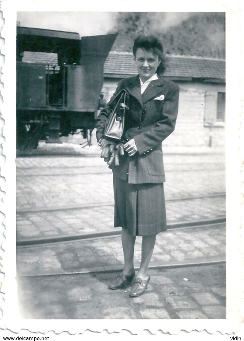 PHOTO Jeune Femme Dans Une Gare Train Wagon - Trains