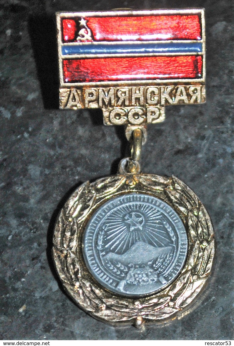 Rare Pin's Cccp Communiste En Forme De Médaille - Militari