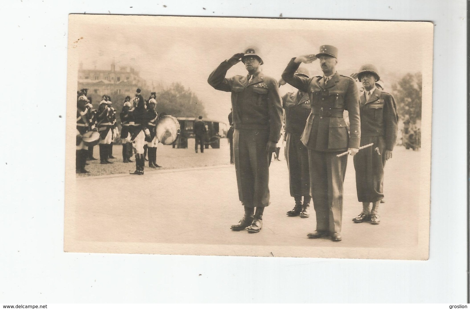 LIBERATION DE PARIS (1944) 18 CARTE PHOTO LE GENERAL BRADLEY ET LES GENERAL KOENIG DEVANT LA TOMBE DU SOLDAT INCONNU - Guerre 1939-45