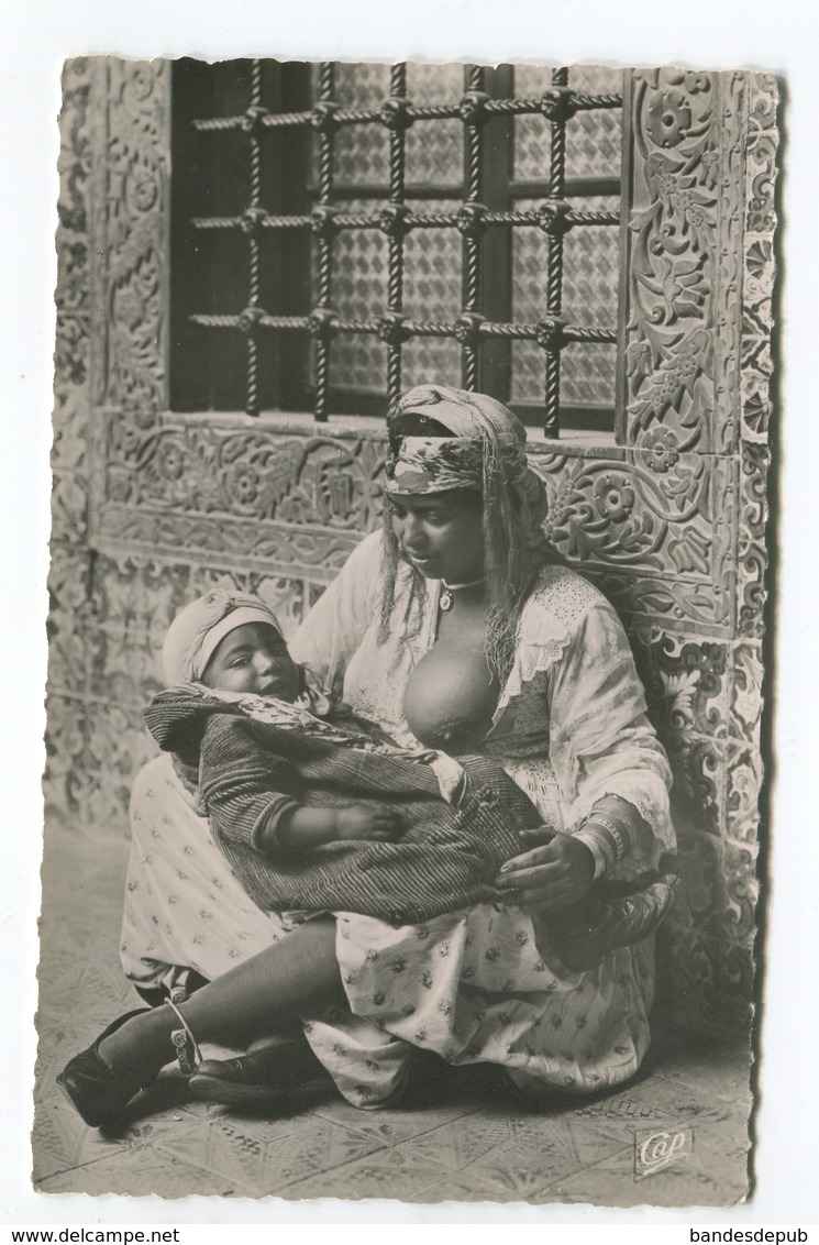 Tunisie Beautes Arabes Mauresque Et Son Enfant ( Allaitement Jeune Femme Donnant Le Sein à Son Bébé CAP) - Tunisie