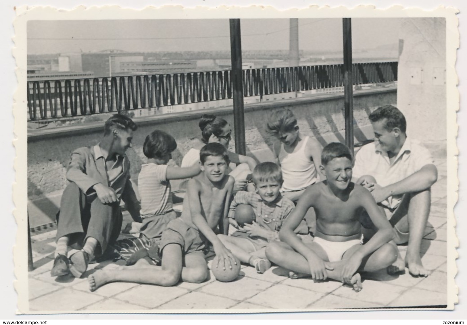 REAL PHOTO Ancienne  Group Kids Boys And Man On Beach Terace Enfants Garcons Et Hommes Sur Plage Old Orig - Autres & Non Classés