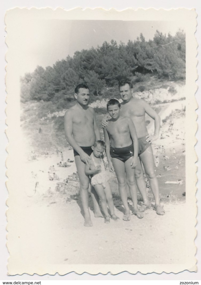 REAL PHOTO Ancienne Boys And Men On Beach Garcons Et Hommes Sur Plage Enfants  Photo ORIGINAL - Autres & Non Classés