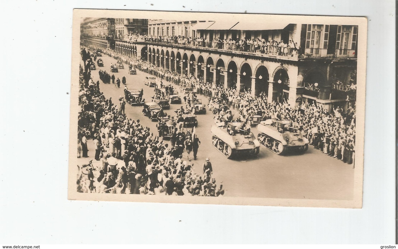 LIBERATION DE PARIS (1944) 16 CARTE PHOTO LE CORTEGE OFFICIEL RUE DE RIVOLI (TANKS JEEPS) GUERRE 1939 1945 - Weltkrieg 1939-45