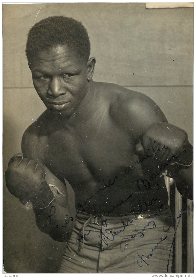 PHOTO BOXE BOXEUR ASSANE DIOUF  DEDICACEE AU BOXEUR DE SOUZA  FORMAT 14 X 9 CM - Authographs