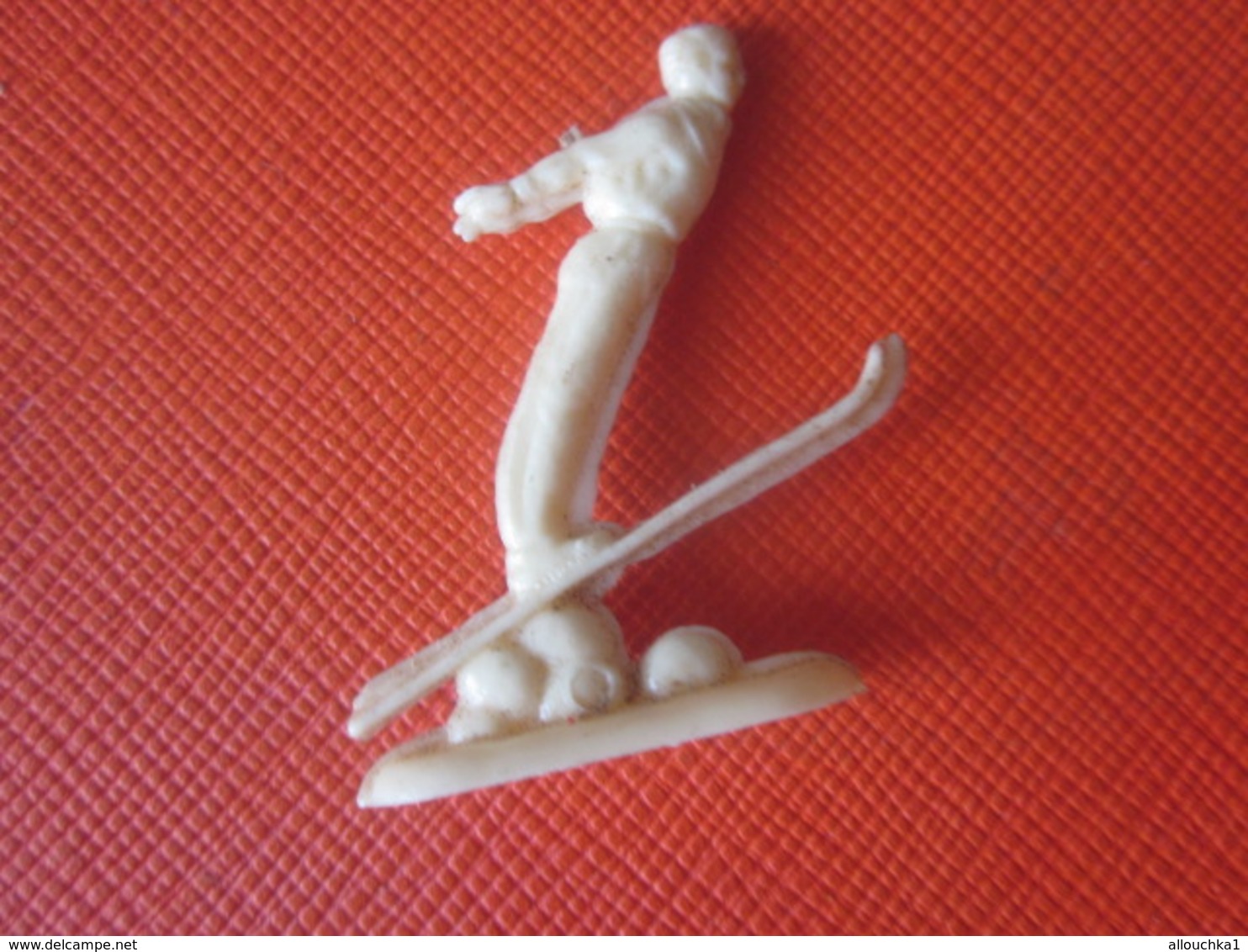 Petite Figurine En Plastique Sport  Sports D'hiver Saut à SKI - Sports D'hiver