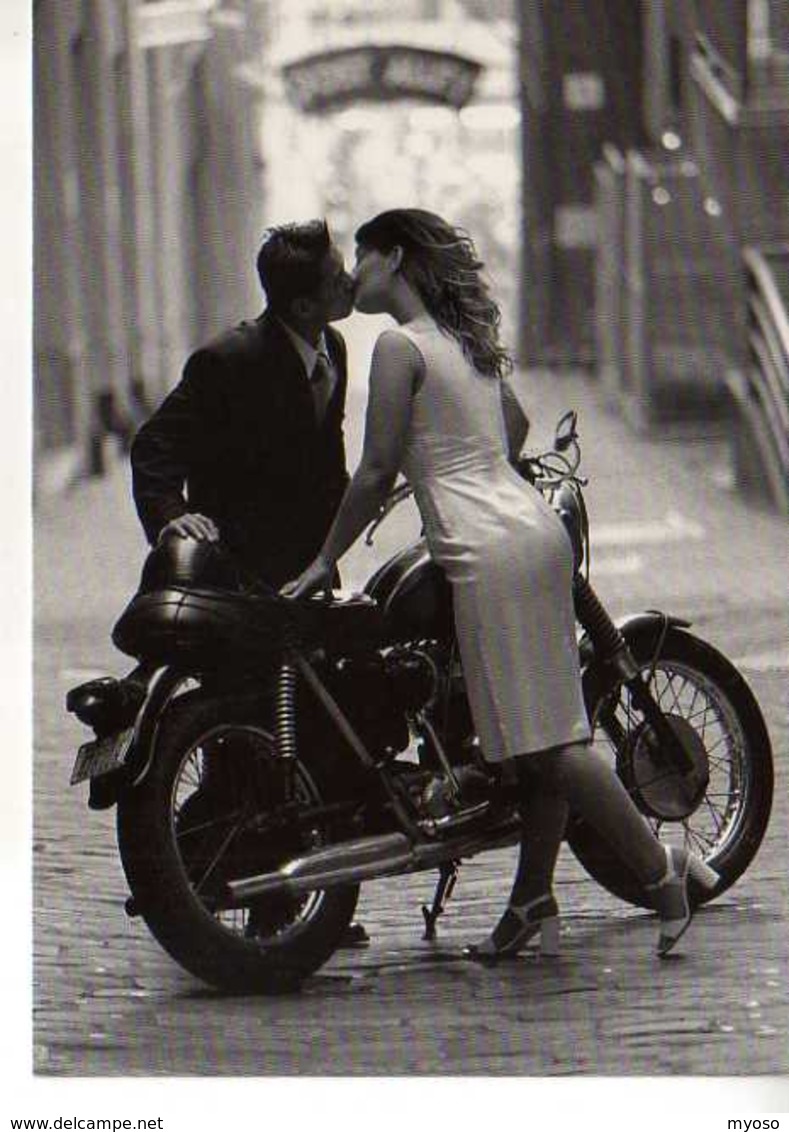 MAURITIUS Images,couple S'embrassant Pres D'une Moto, Format 17x12 Cm - Autres & Non Classés