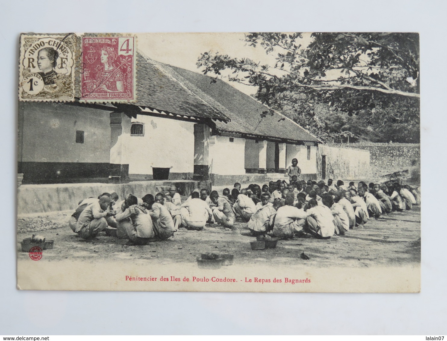 C.P.A. Indochine : Pénitencier Des Iles De Poulo Condore : Le Repas Des Bagnards, 2 Timbres 1909 - Bagne & Bagnards