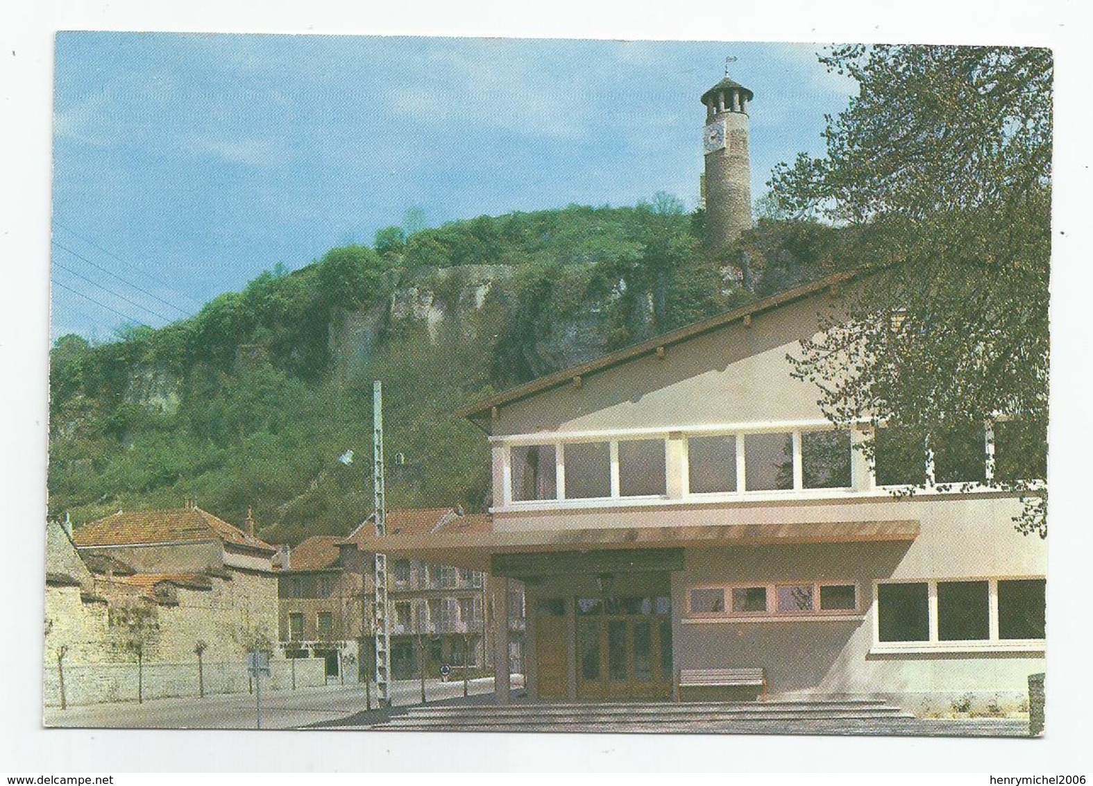 38 Isère - Crémieu La Salle Des Fetes Et La Tour De L'horloge - Crémieu