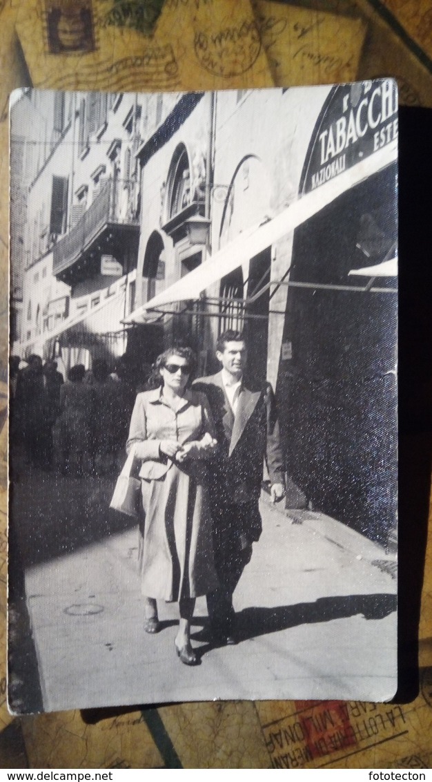 Fotografia - Personaggi In Piazza - Anni '40-'50 - Coppia Davanti Al Bar Tabacchi - Negozi - Non Classificati