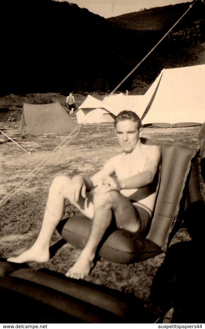 Photo Originale Gay & Playboy Sexy Sur Gonflable Le 03.08.1954 Au Camping - Tentes Canadiennes Au Soleil ! - Personnes Anonymes