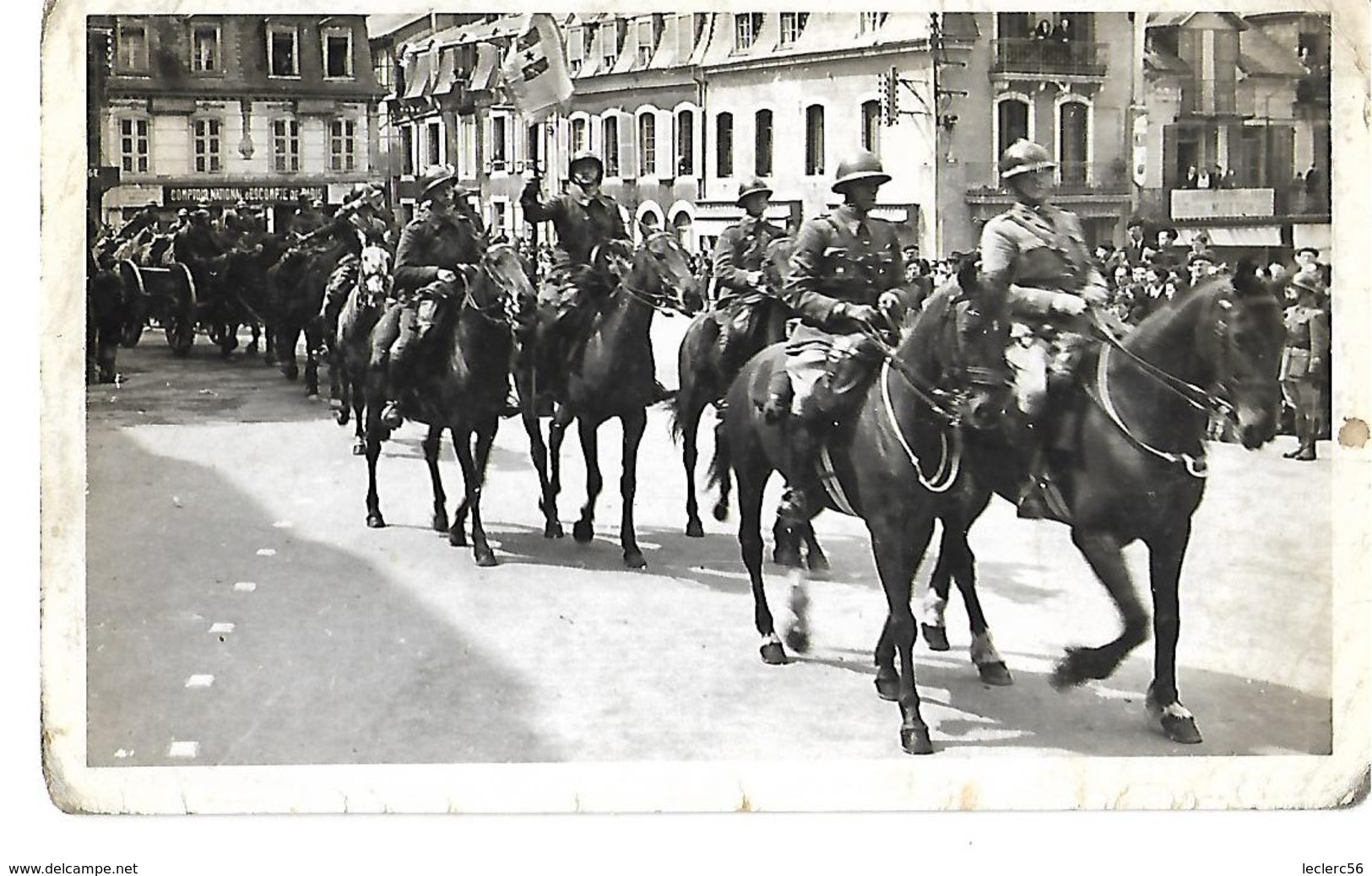 CARTE PHOTO A SITUER DEFILE MILITAIRES A CHEVAL CPA 2 SCANS - Autres & Non Classés