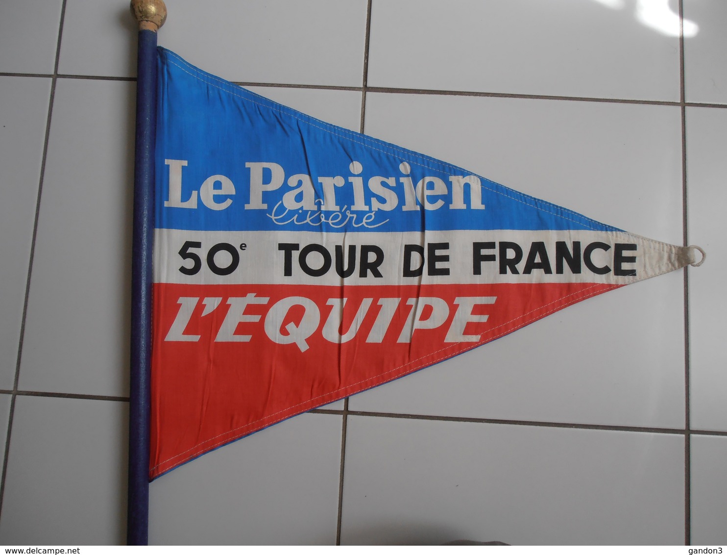 DRAPEAU  " Le PARISIEN Libéré  L'Equipe"  50 ème TOUR De FRANCE , En Tissu Avec Manche En Bois :, D'époque (1963) - - Cyclisme