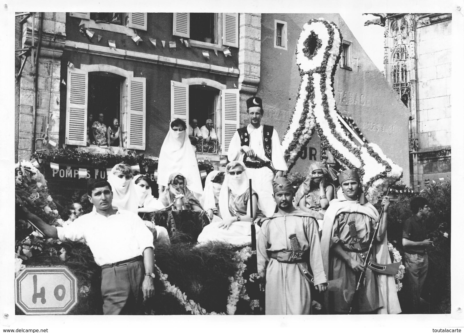 LOT DE 11 PHOTOS 18 X 12,5 CM EQUIPE DE FOOT ET FETES A CLAMECY OU ENVIRONS, chars, majorettes...