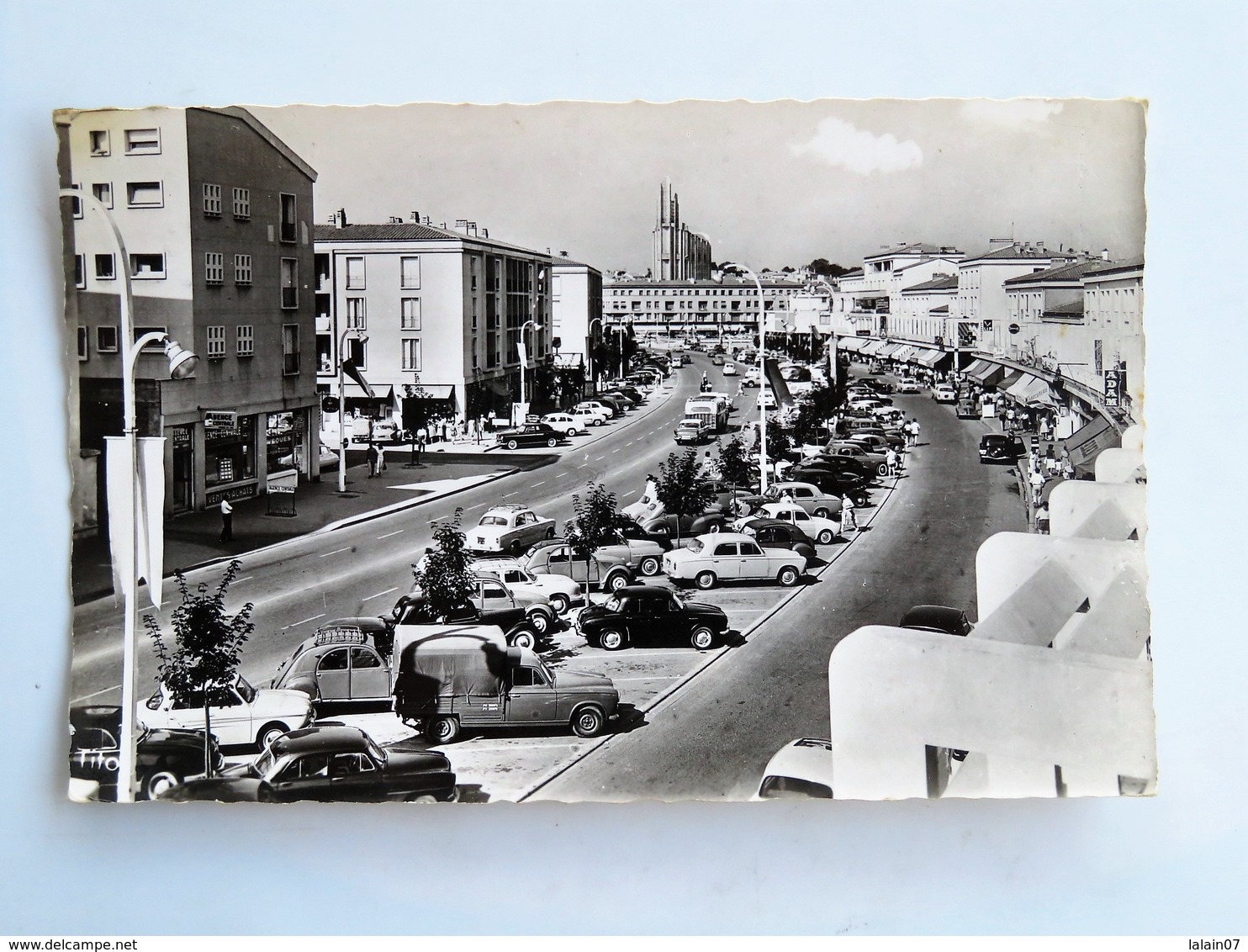 C.P.A. 17 ROYAN : La Rue De La République, Le Clocher De Notre-Dame, Voitures Années 1950, Timbre En 1960 - Royan