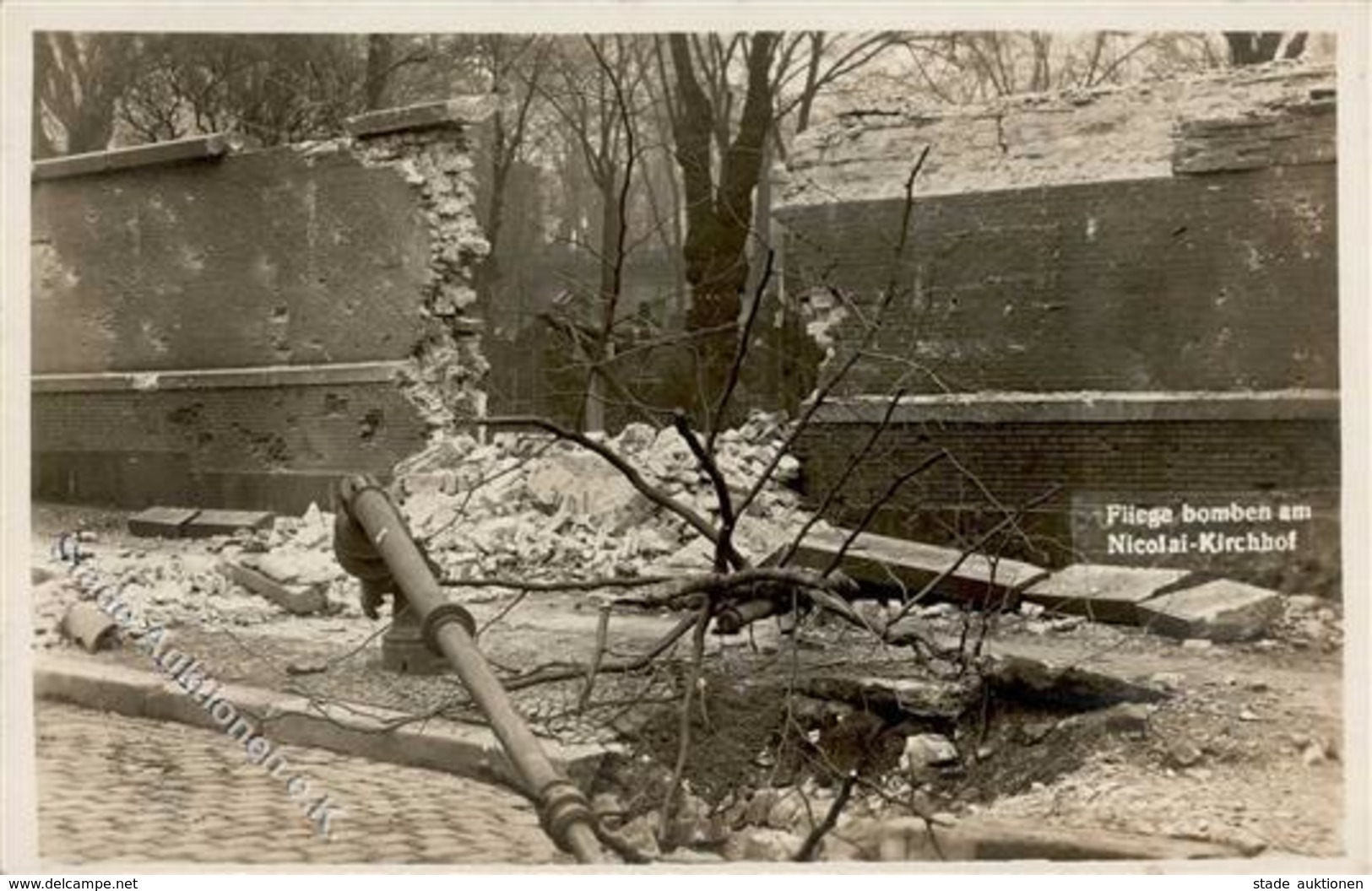 Militär Fliegerbomben Am Nicolai Kirchhof Foto AK I-II - Uniformen