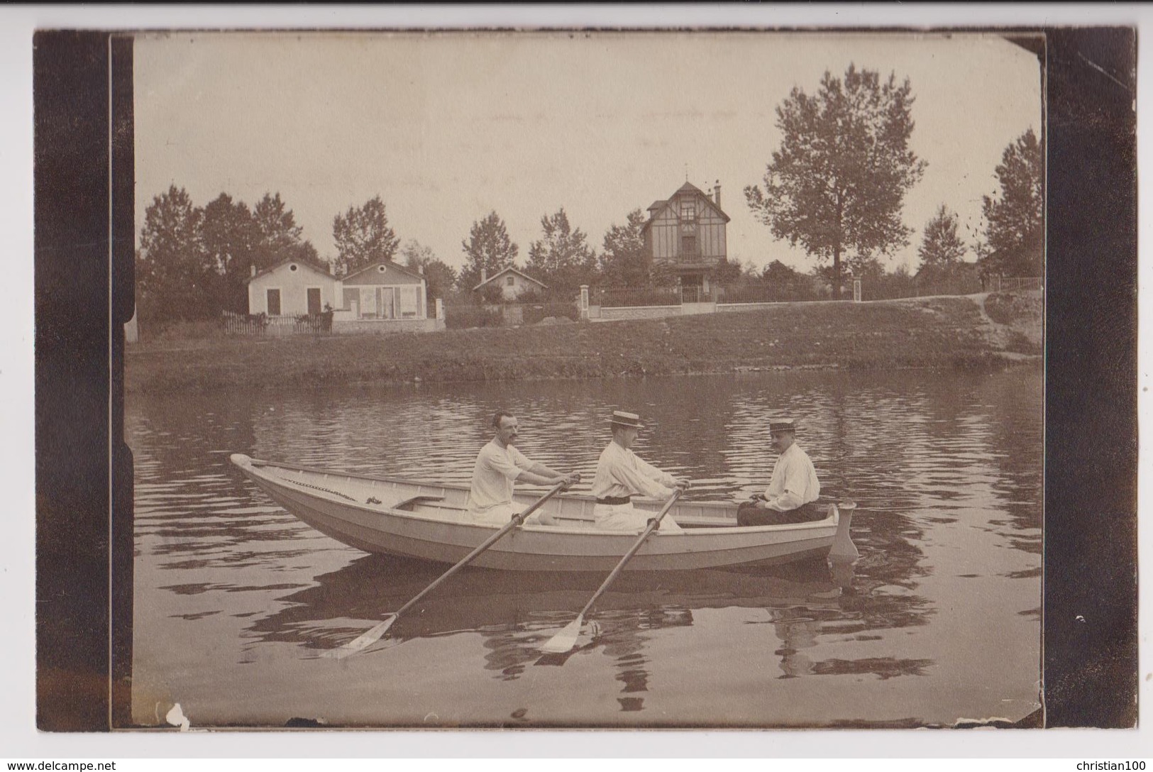 CARTE PHOTO : BALLADE EN CANOT SUR LA SEINE - CANOTAGE - AVIRON - HOMMES EN CANOTIER - PARIS FONTAINE 1906 - 2 SCANS - - A Identifier