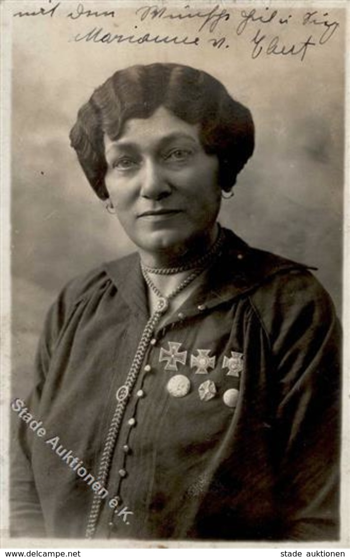 WK I Frau Mit Orden Foto AK 1915 I-II - War 1914-18