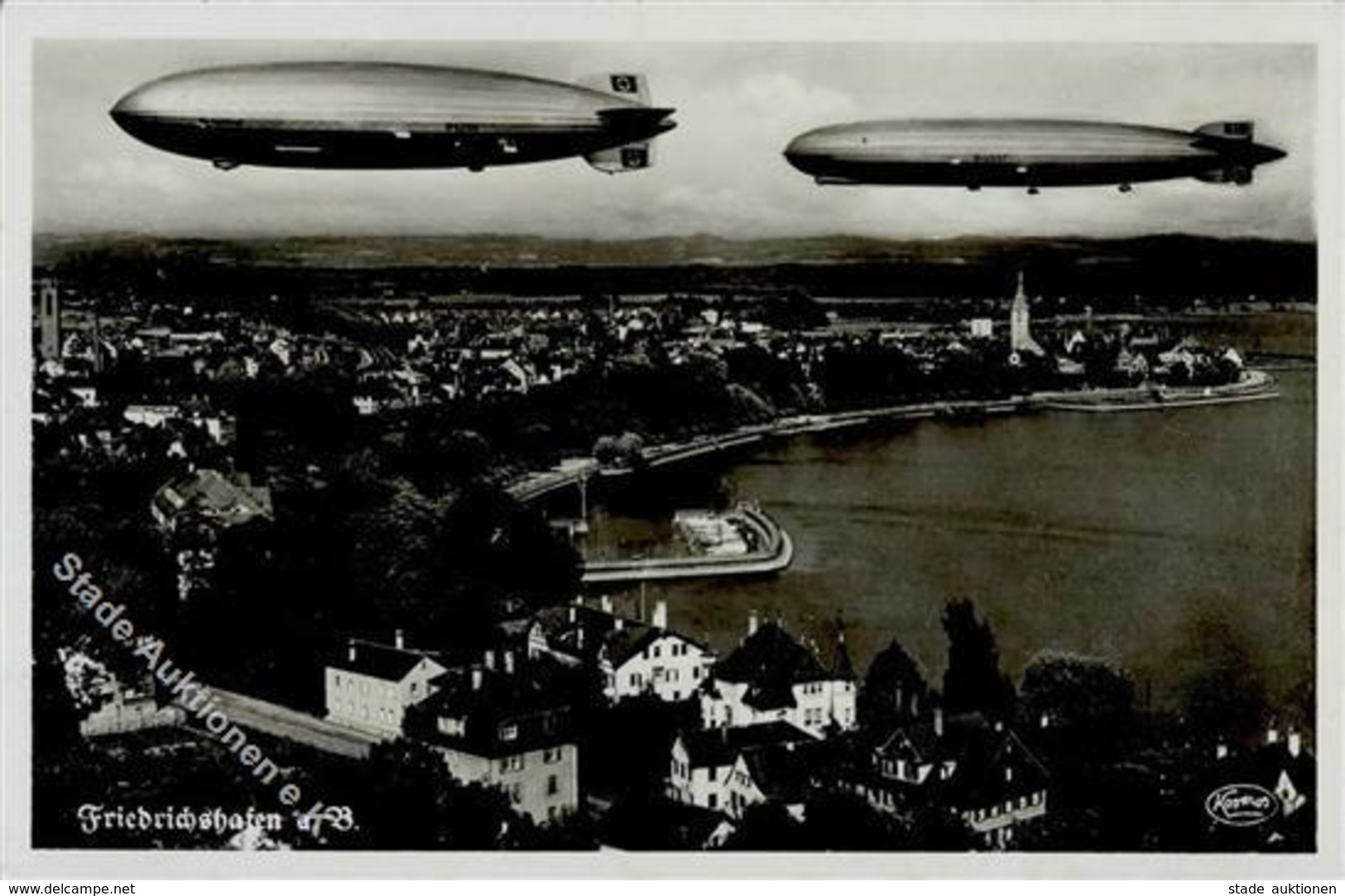 Zeppelin Friedrichshafen (7990) WK II über  Foto AK I-II Dirigeable - Airships