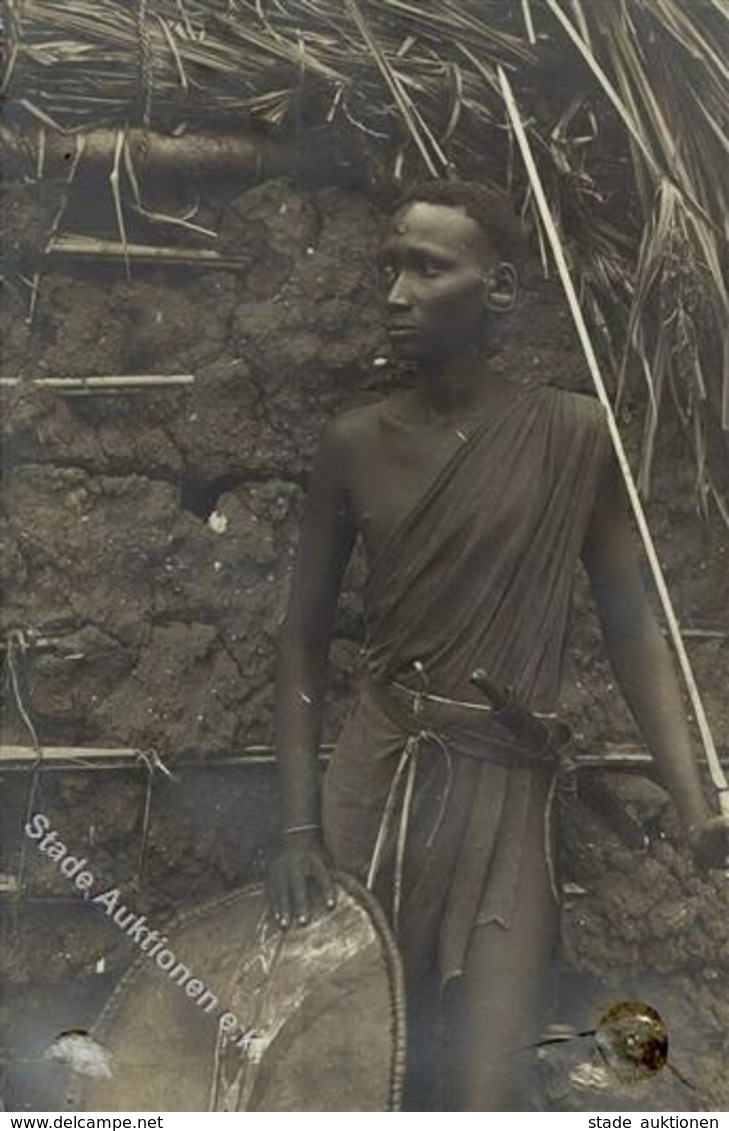 Kolonien Deutsch-Ostafrika Ein Krieger Foto-Karte Stpl. Dar-Es-Salam 4.7.11 I-II (Klebereste VS) Colonies - Histoire
