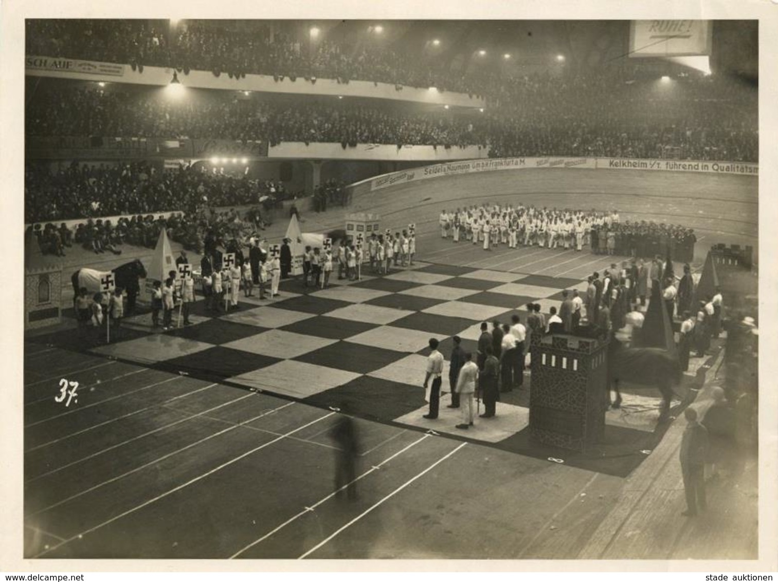 SCHACH - Großes Foto (24x18cm) Vom Frankfurter Sechstagerennen - Teilnehmer Als SCHACHFIGUREN Auf Großem SCHACHBRETT !! - Chess