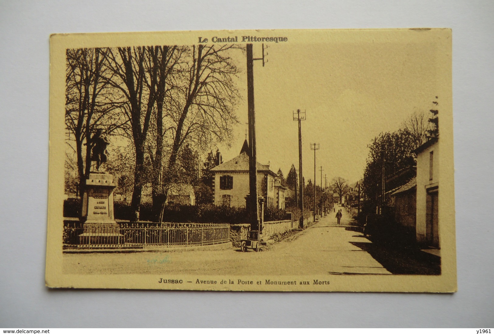 CPA 15 CANTAL JUSSAC. Avenue De La Poste Et Monument Aux Morts. - Jussac