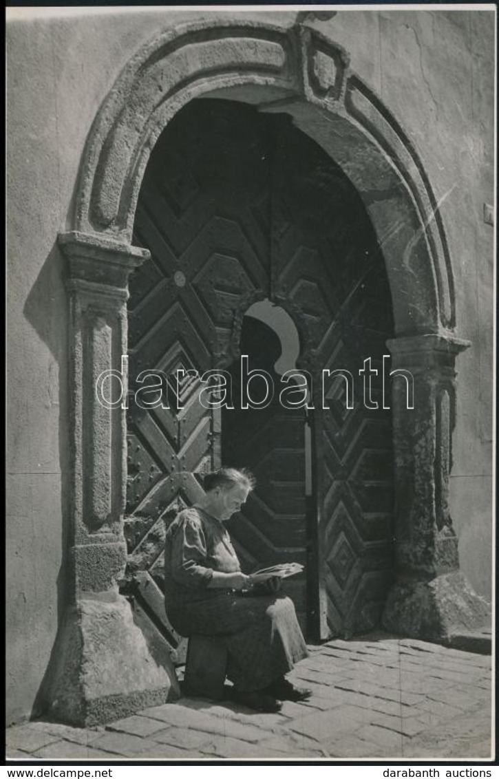 Balogh Rudolf (1879-1944): Kapuban üldögélve, Jelzetlen Fotó, 17×11,5 Cm - Other & Unclassified