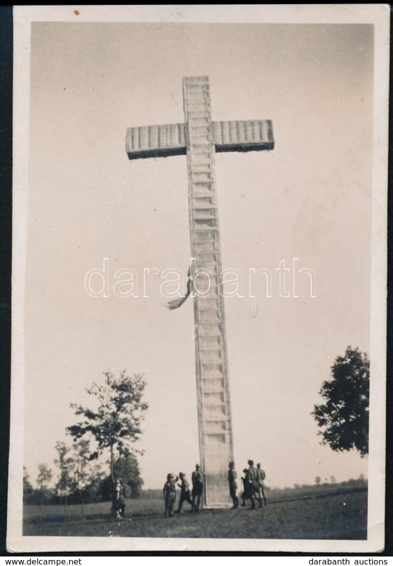 1933 Gödöll?, Jamboree, Arénai Nagy Kereszt, Hátoldlaon Feliratozott Fotó, 8,5×6 Cm - Scouting