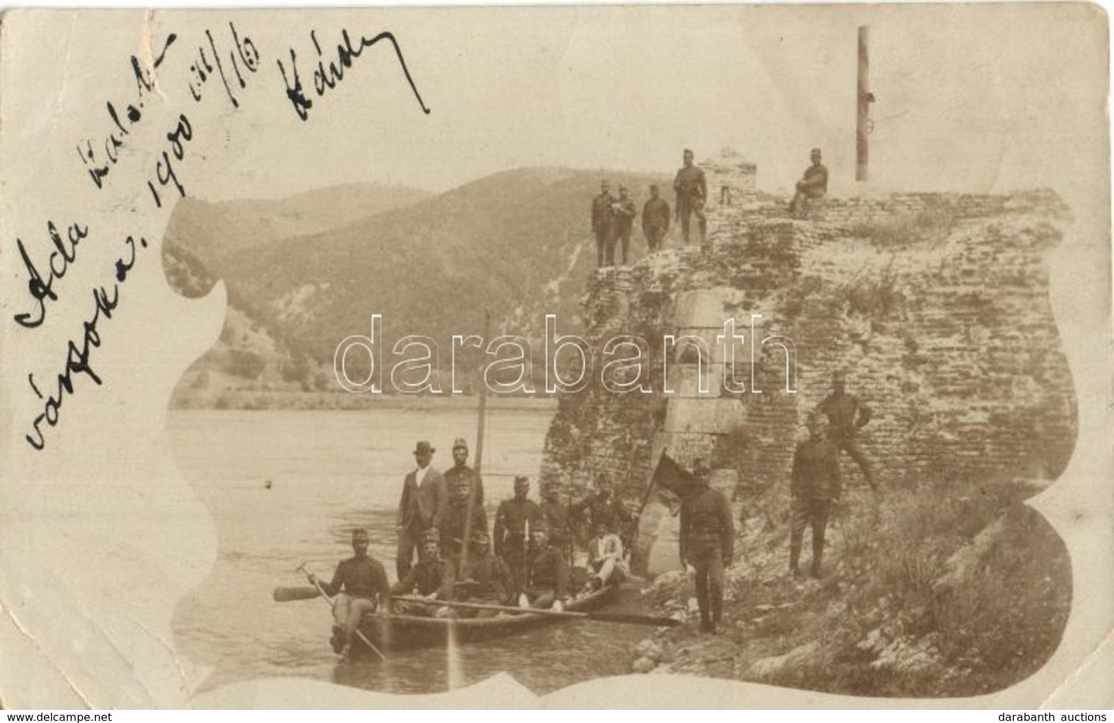 * T3 1900 Ada Kaleh Várfoka, Katonák Csoportképe Csónakban / Castle, K.u.K. Soldiers Group Photo (r) - Unclassified