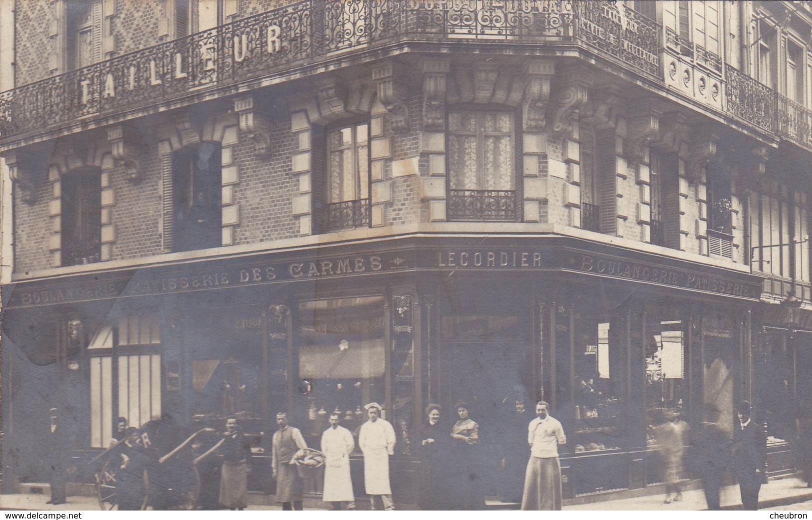 50. AVRANCHES. COMMERCE.CARTE PHOTO. RARETÉ.  ANIMATION DEVANT LA BOULANGERIE PÂTISSERIE DES CARMES " LECORDIER ". - Magasins