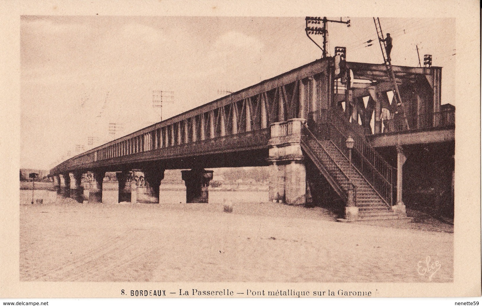 BORDEAUX -- La Passerelle -- Pont Métallique Sur La Garonne -- Ouvriers Travaillant Sur Les Caténaires ( à Droite ) - Bordeaux