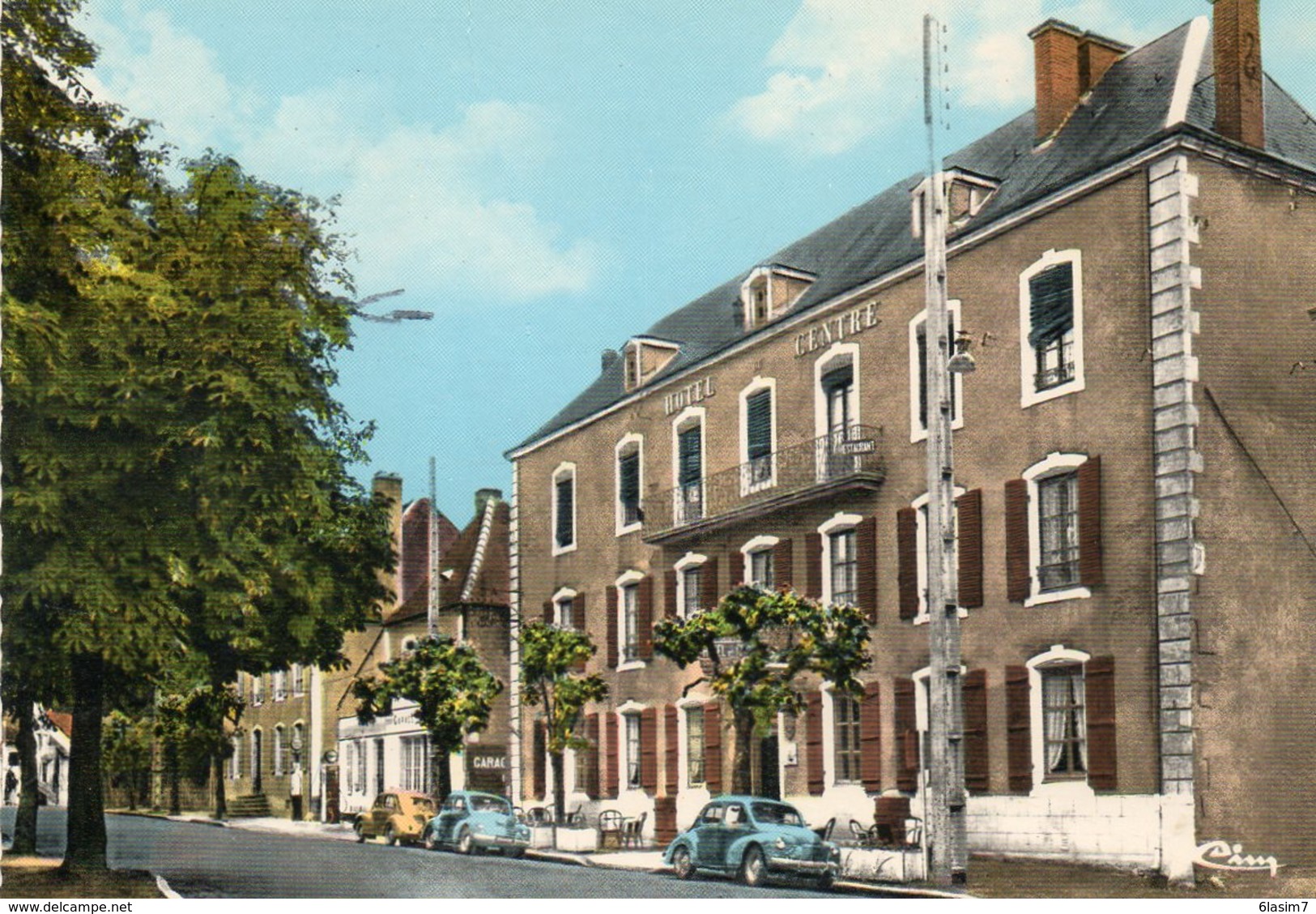 CPSM Dentelée - LUZY (58) - Aspect Du Quartier De L'Hôtel Du Centre Dans Les Années 60 - Autos 4 CV - Otros & Sin Clasificación