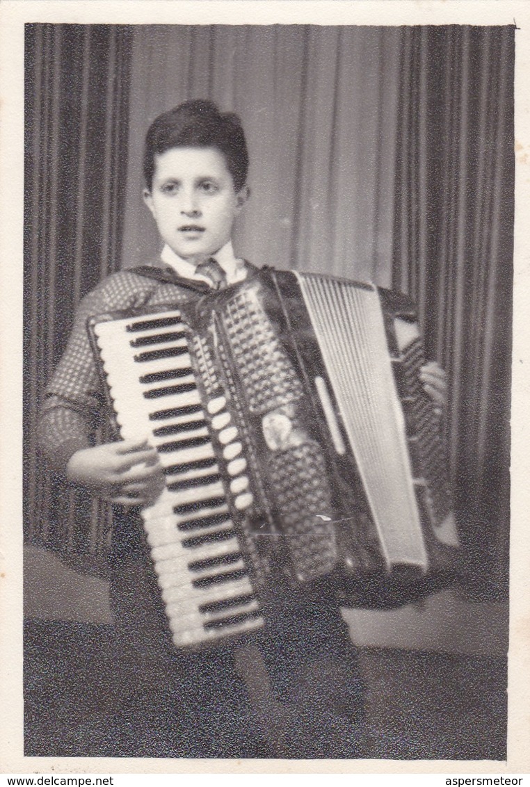 LITTLE BOY PLAYING ACORDEON NIÑO TOCANDO ACORDEON. PHOTO SIZE 8 X 11.5 CM.-BLEUP - Personas Anónimos