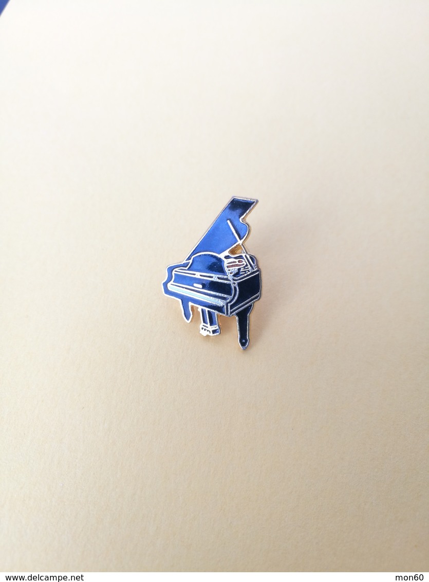 Pin Strumento Musicale Pianoforte - P650 - Musica