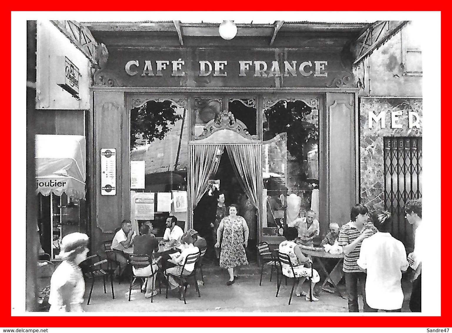 CPSM/gf (84) ISLE-sur-la-SORGUE.  Café De France, Très Animé, Thermomètre Martini. Carte Photo De W. Ronis 1979...E741 - L'Isle Sur Sorgue