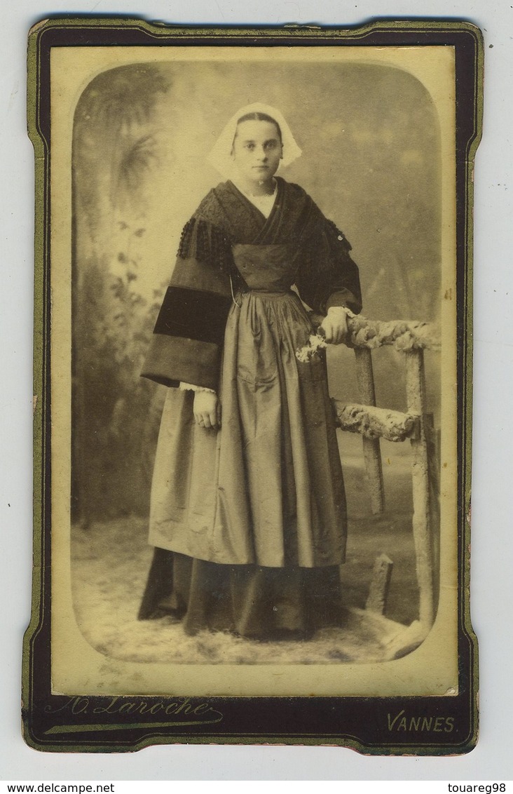 CDV. Femme Bretonne Avec Coiffe. Bretagne. Photographe A. Laroche à Vannes. - Anciennes (Av. 1900)