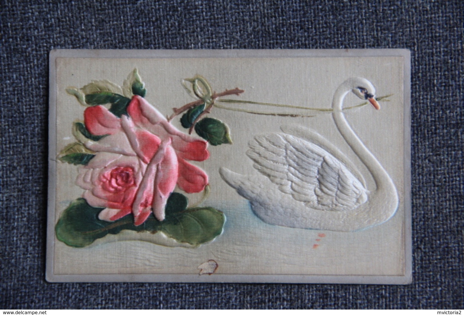 Carte Tissu Gaufrée Avec Un Cygne Transportant Une Rose. - Brodées