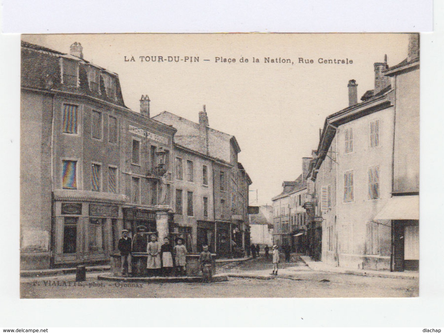 La Tour Du Pin. Place De La Nation. Rue Centrale. Fontaine. Enfants. (2805) - La Tour-du-Pin