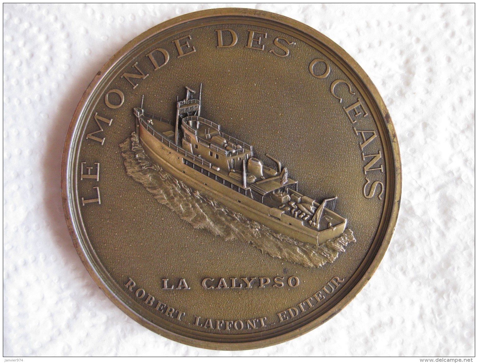 MEDAILLE LE MONDE DES OCEANS LA CALYPSO COMMANDANT J.Y. COUSTEAU. Gravée Par R. TUBOC - Autres & Non Classés