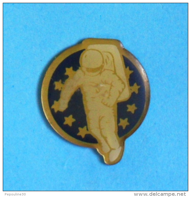 1 PIN'S //   ** SPATIONAUTE EUROPE / Astronaute USA / Cosmonaute RUSSIE ** - Space