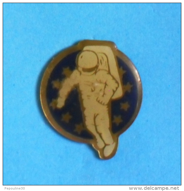 1 PIN'S //   ** SPATIONAUTE EUROPE / Astronaute USA / Cosmonaute RUSSIE ** - Space