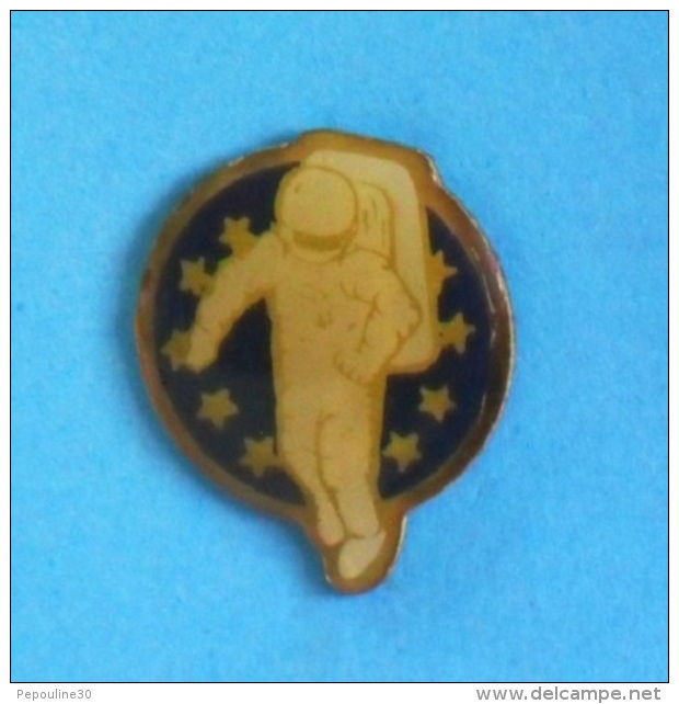 1 PIN'S //   ** SPATIONAUTE EUROPE / Astronaute USA / Cosmonaute RUSSIE ** - Space