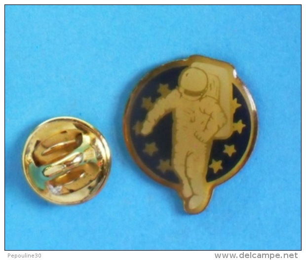 1 PIN'S //   ** SPATIONAUTE EUROPE / Astronaute USA / Cosmonaute RUSSIE ** - Space