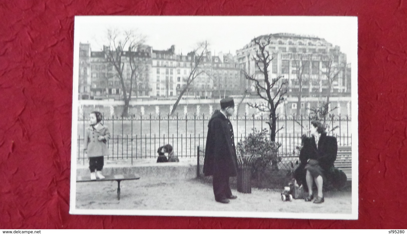 CPM ROBERT DOISNEAU AU SQUARE DU VERT GALANT 1950 - Doisneau